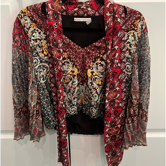 ALICE+OLIVIa Flutter Sleeve Top - Picture 2 of 9